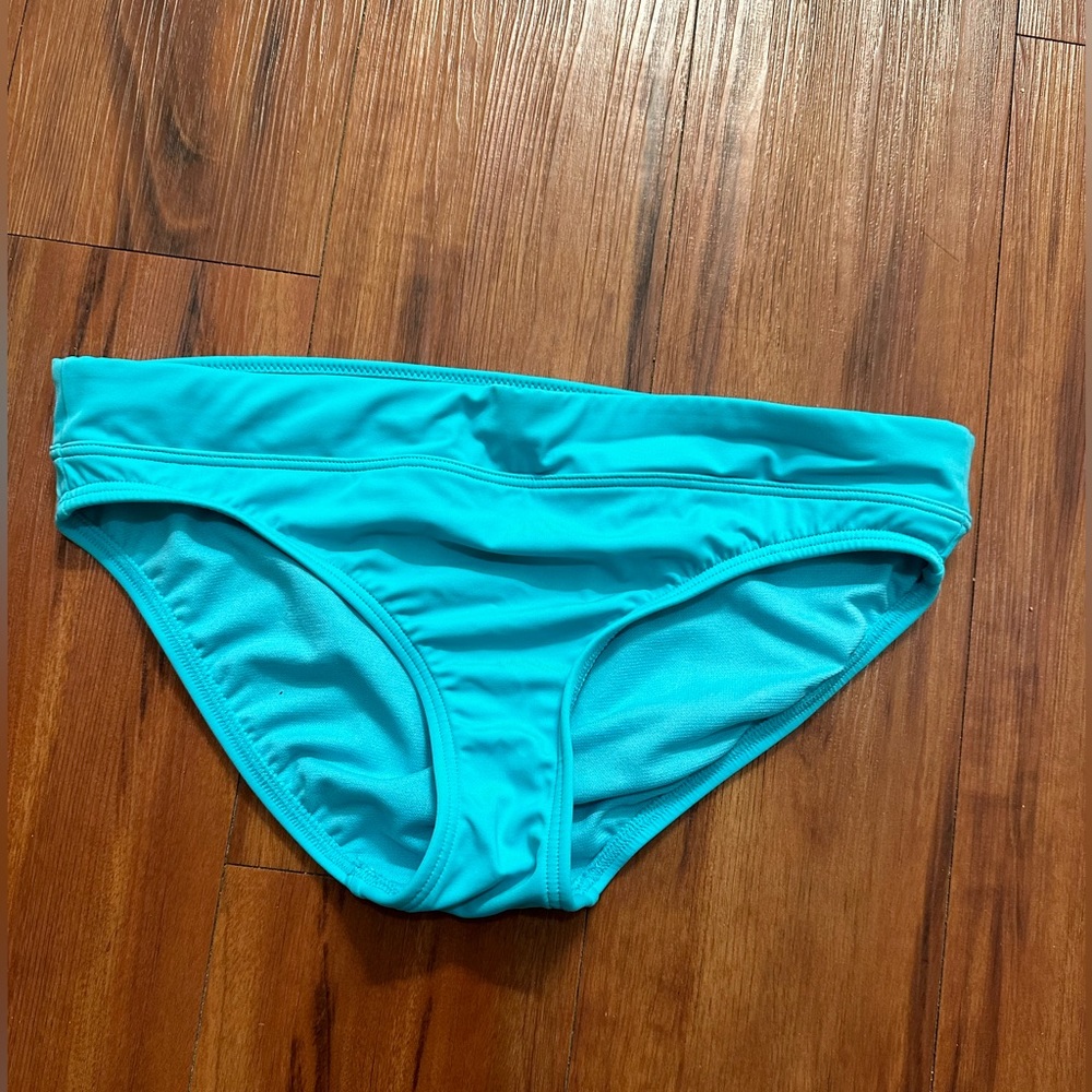 New Women’s Title Nine bikini bottoms. New but no tag, excellent condition!